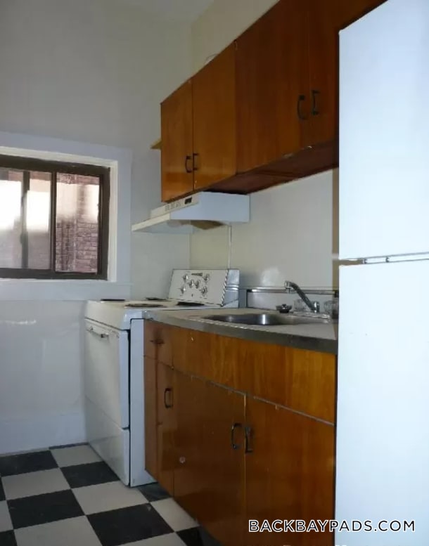 Building Photo - 913 Boylston St