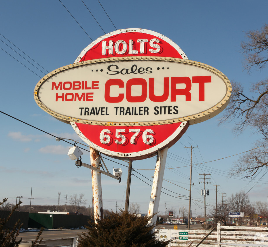 Building Photo - Holt's Mobile Home Court