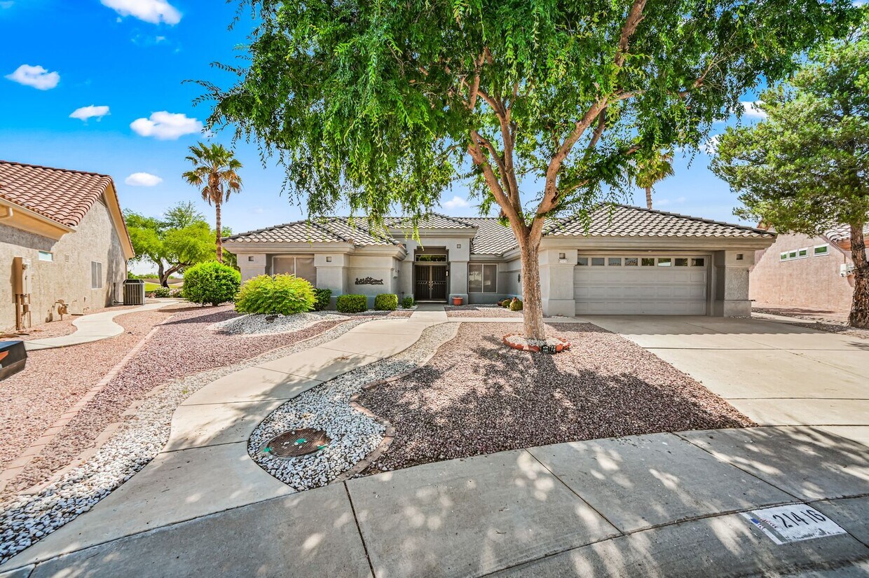 Foto principal - BEAUTIFUL REMODELED HOME WITH POOL AND BAC...
