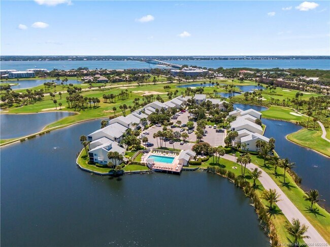 Foto del edificio - 5571 NE Gulfstream Way