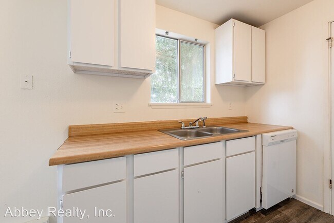 Building Photo - 3 br, 1 bath House - 6710 Falcon Way NE