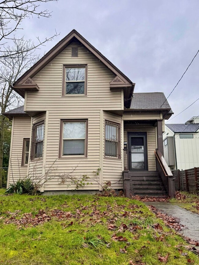 Building Photo - 211 24th Ave