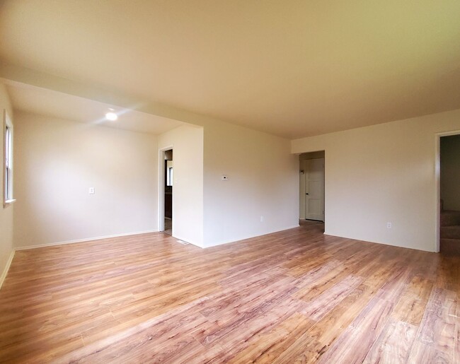 Foto del edificio - North End 4 bdrm, 2 bath, Oversized Garage...