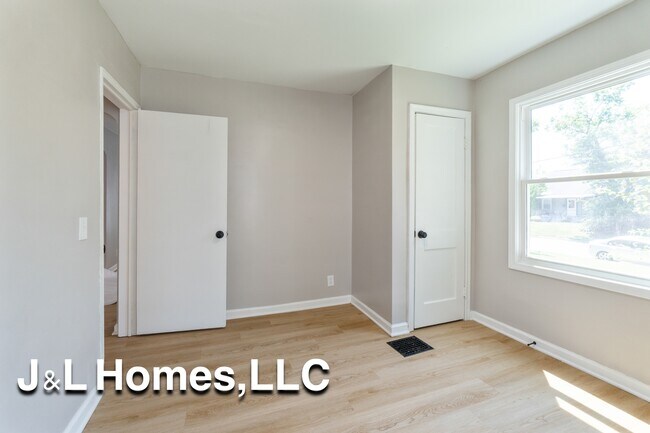 Building Photo - 568 Whitethorne Ave