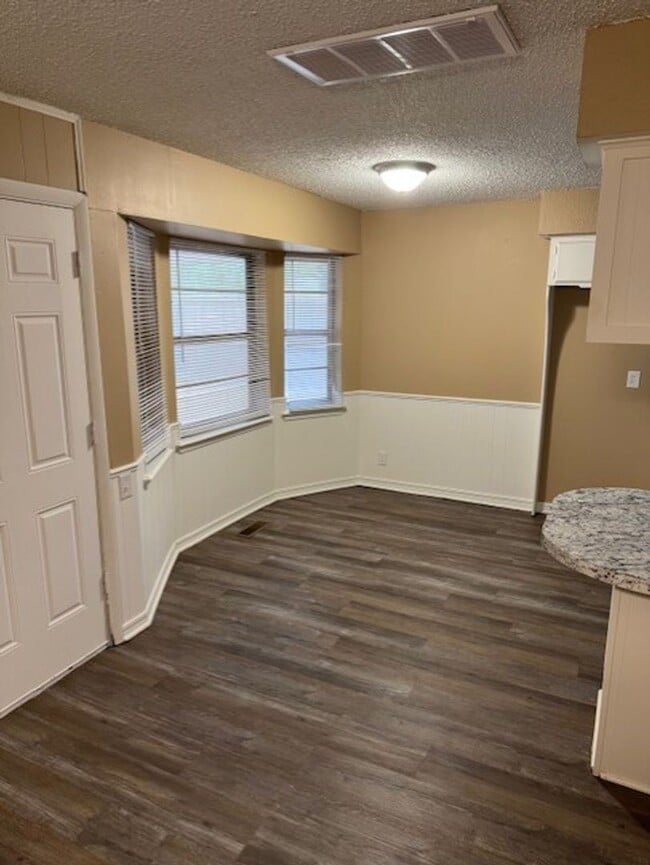 Building Photo - 3 bedroom 2 bath home