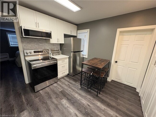 Building Photo - 212 Rosslyn Ave N