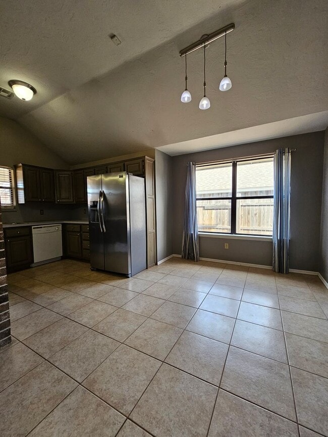 Foto del edificio - (3) Bed/(2) Bath in Moore with Safe Room Avail NOW!