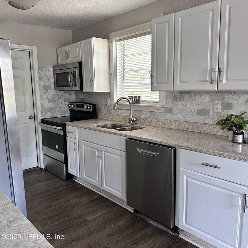 Foto principal - 4522 Kingsbury St