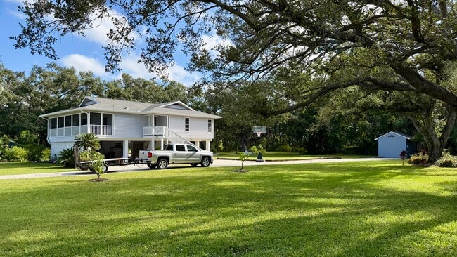 La propiedad está en un lote doble que ofrece un espacioso patio lateral. - 5203 15th St W