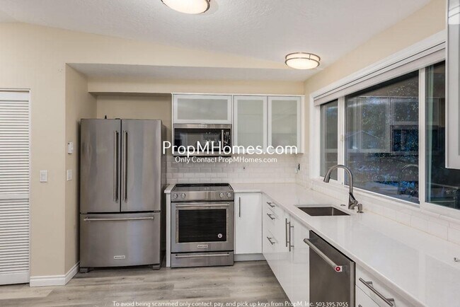 Building Photo - Updated 2 Bedroom Escape in Lake Oswego!