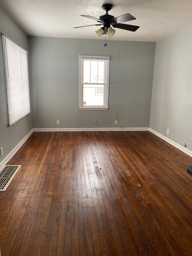 Foto del edificio - 2 Bedroom, 1 Bathroom House for Rent-820 Adrian