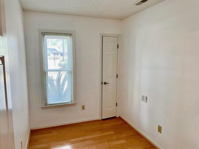 Building Photo - 106 Moss Cir