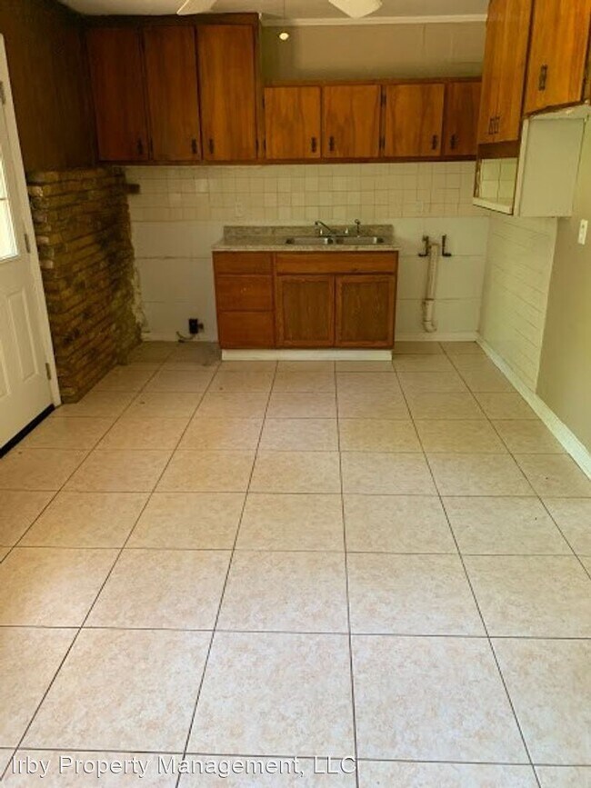 Building Photo - 3 br, 1 bath House - 1204 Barker Drive West