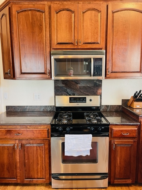 Kitchen with gas range - 100 E Aspinwall St