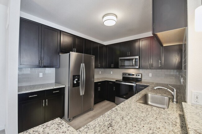Building Photo - 3 Bedroom Condo With A Garage!