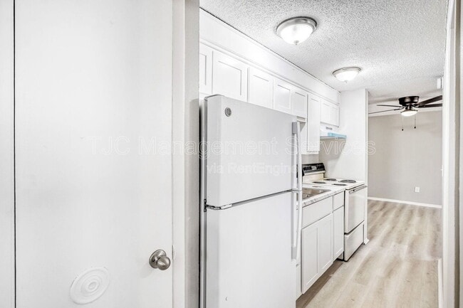 Building Photo - 1138 Corona St