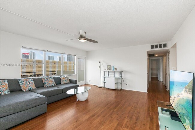 Foto del edificio - 401 Golden Isles Dr