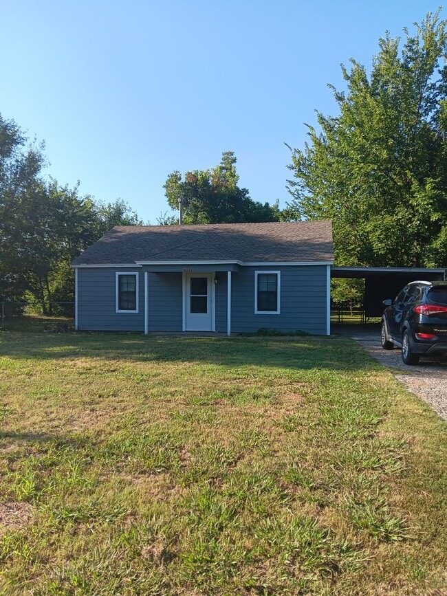 Building Photo - 4020 Thomas Dr