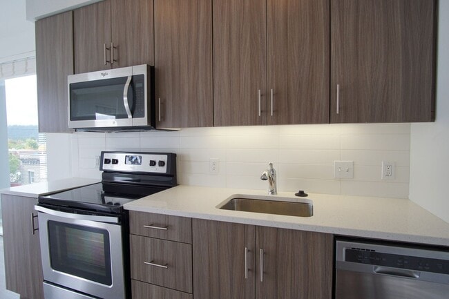 Building Photo - Fabulous Top Floor Sellwood 1-Bedroom with Condo-Grade Finishes!