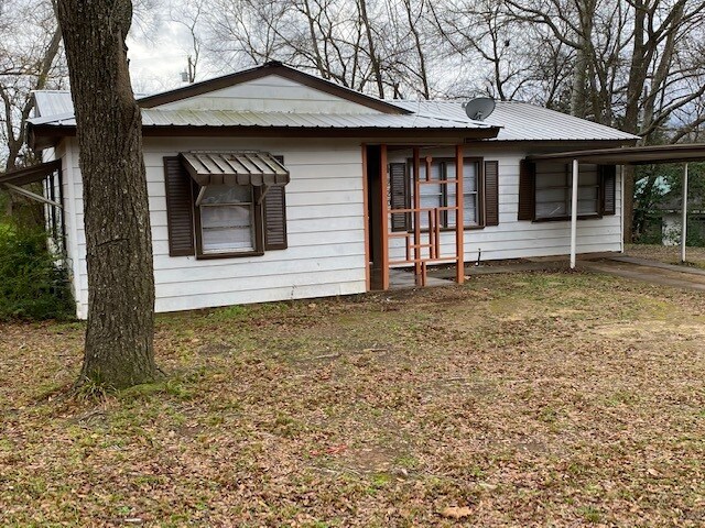 Primary Photo - 220 Bond St