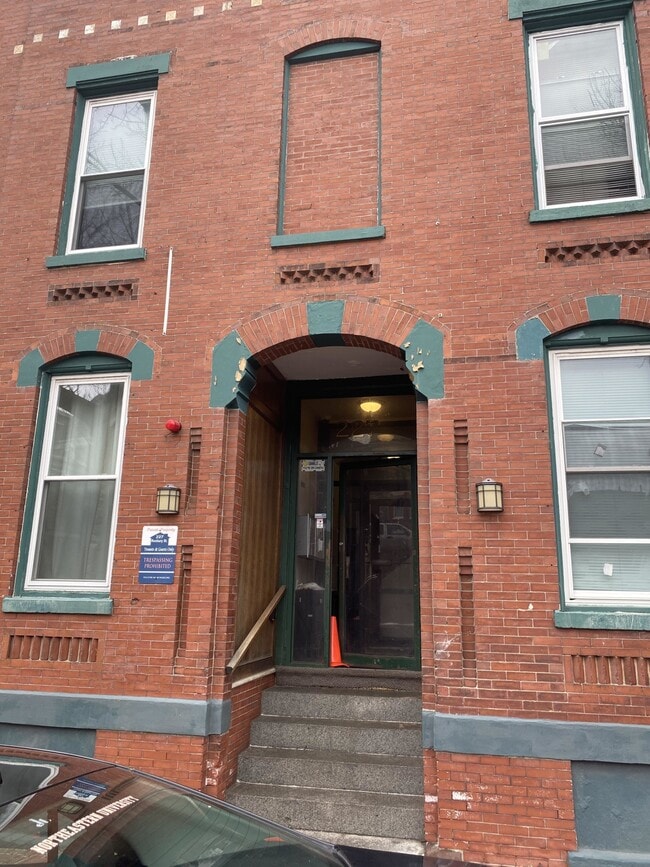 Building Photo - 227 Roxbury St