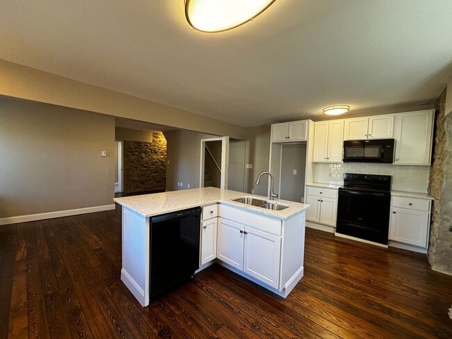 Building Photo - Newly remodeled 3+ bedroom
