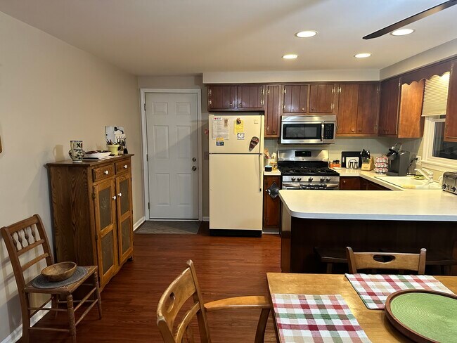 Kitchen, with dishwasher - 60 Glendale Ter