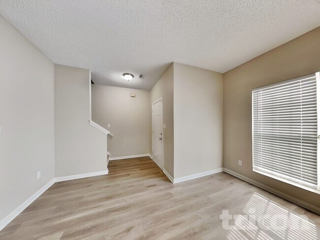 Foto del edificio - 5090 Oakley Commons Blvd