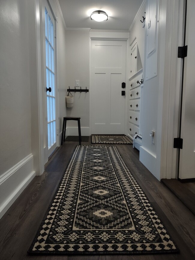 2nd Floor Landing - 27 Rock St