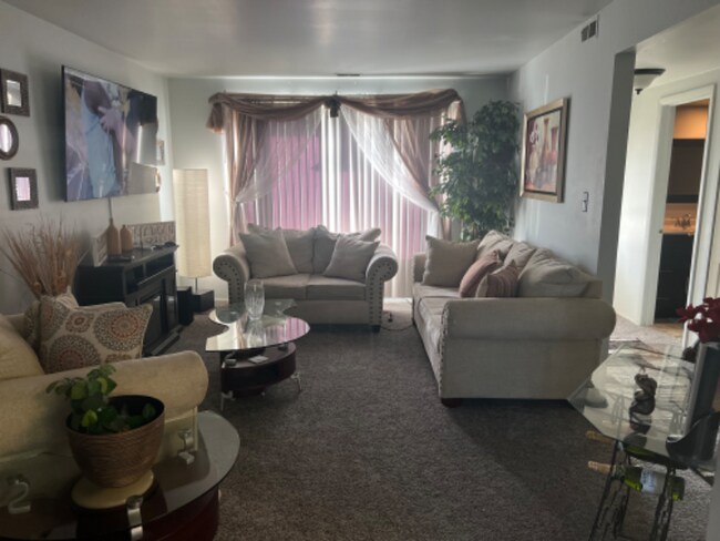 Foto del edificio - 322 E 60th Ct