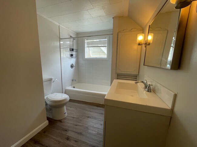 Building Photo - 4 Bedroom Single Family House minutes from...
