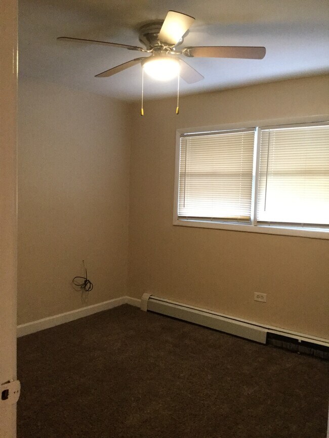 Bedroom - 7050 S Dante Ave