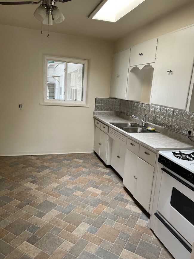 Kitchen - 1215 Morelia St