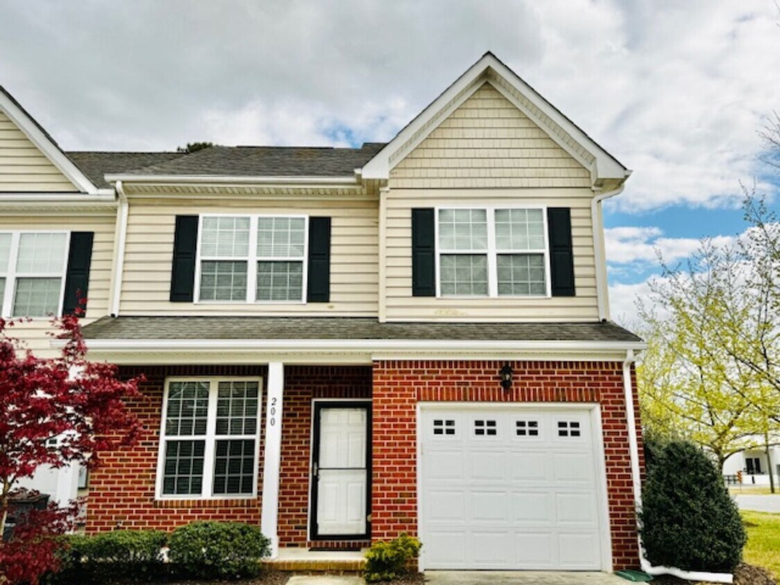 Primary Photo - Inviting and spacious 4-bedroom, 2-bathroo...