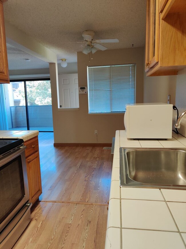 Foto del edificio - Beautiful Condo South Fremont Community - ...