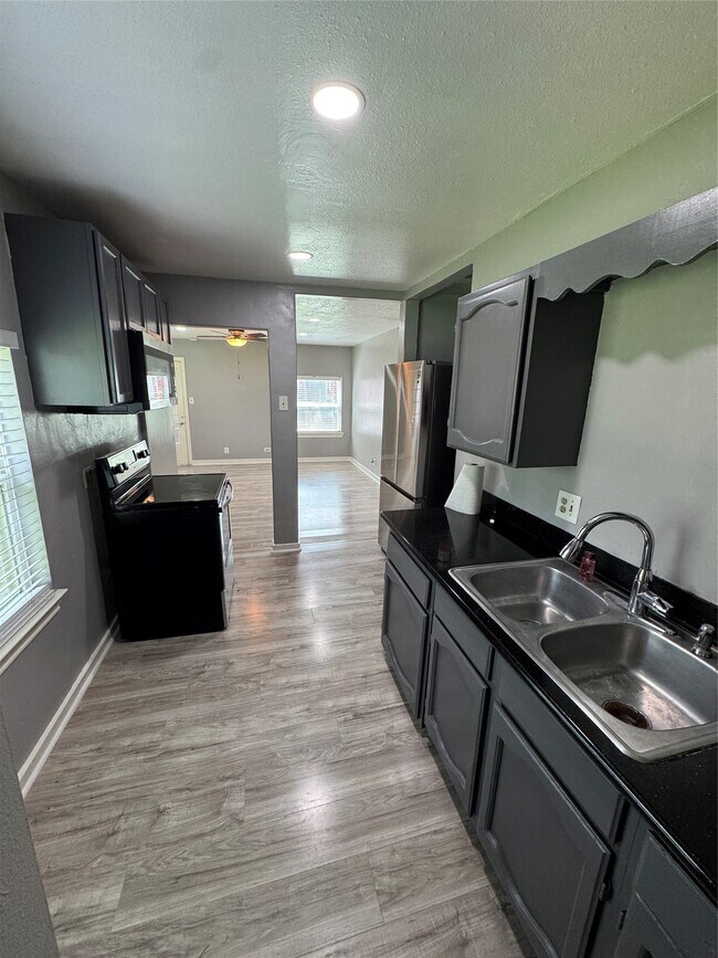 Foto del edificio - 6629 Corbin St
