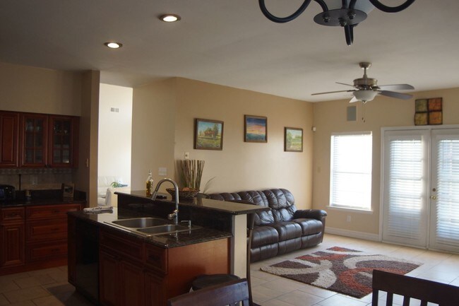 Building Photo - 1212 Raynor Dr