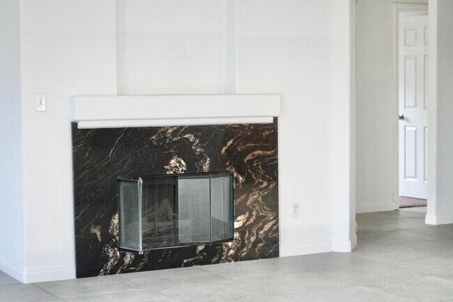 Foto del edificio - 40689 Carmel Mountain Dr