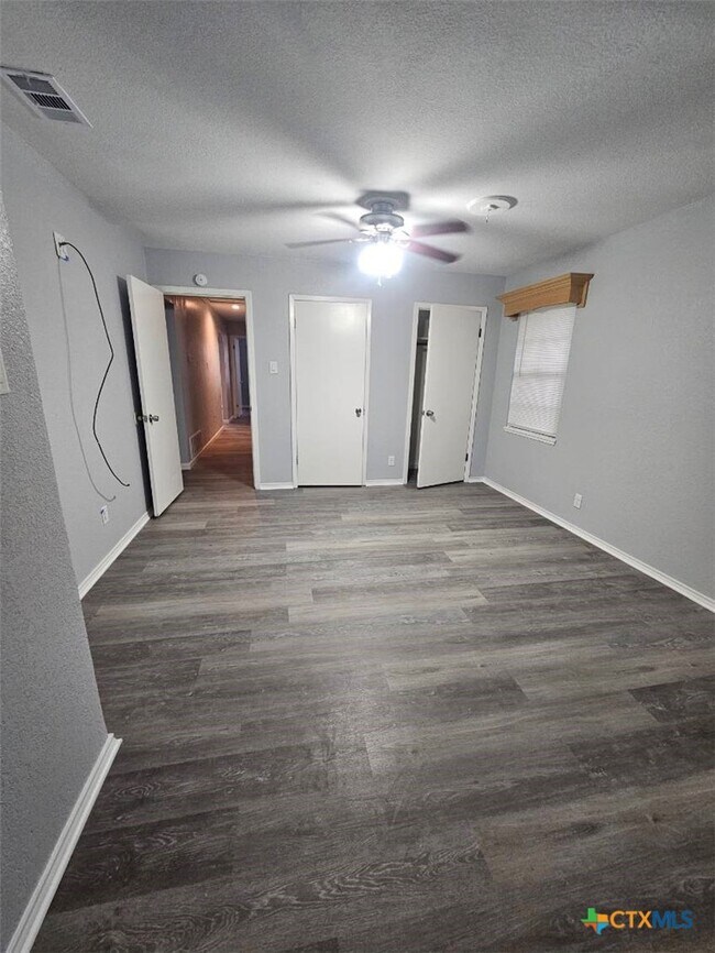 Foto del edificio - 703 Rev R A Abercrombie Dr