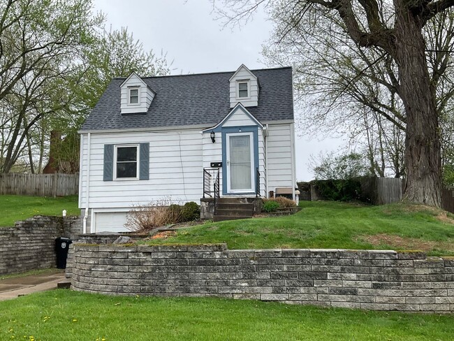 Building Photo - Charming 2-bed 1-bath Bethel Park Home wit...