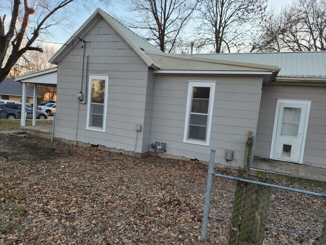 Building Photo - 608 S Tebo St