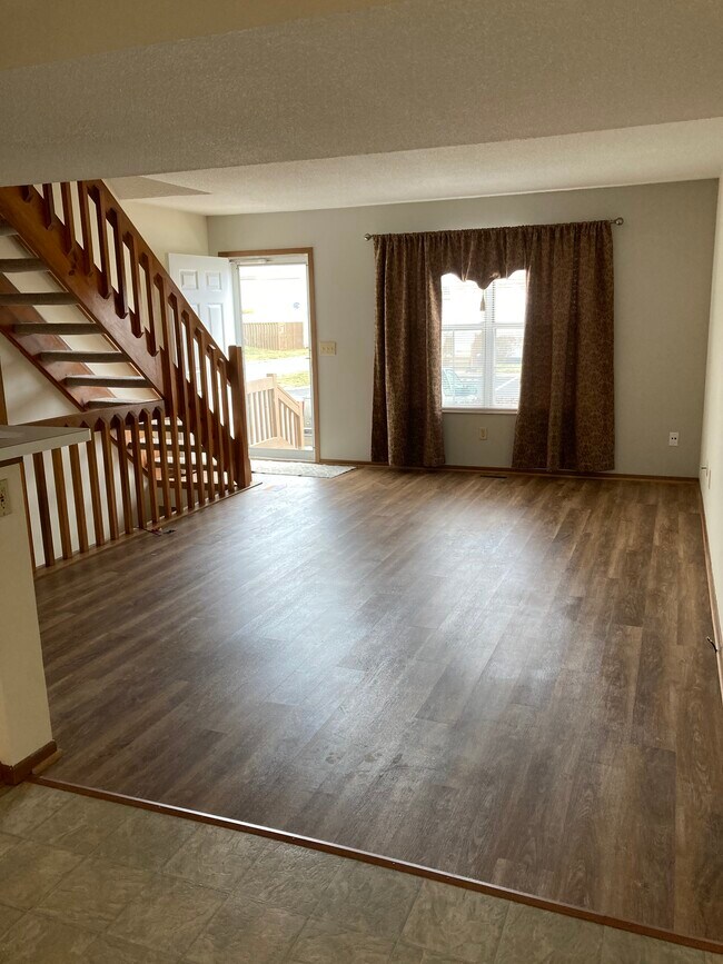 Livingroom/Front Door - 4921 Stoneybrook Blvd