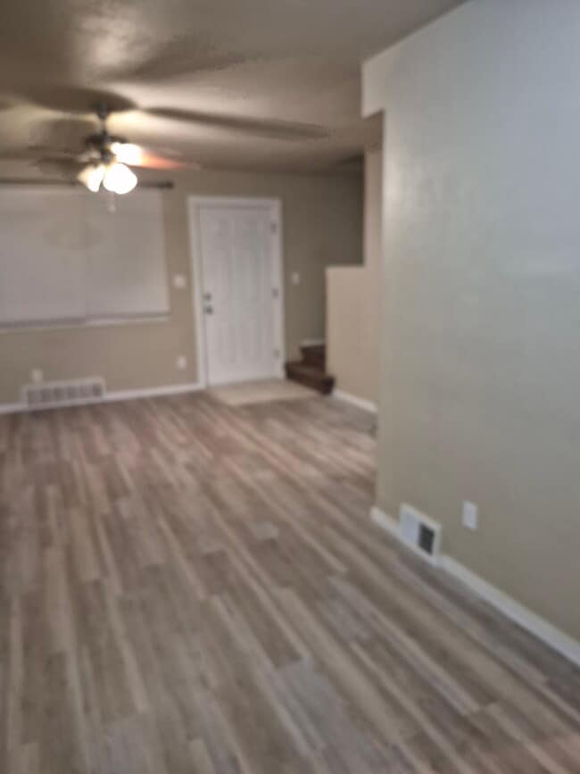 Living room/Dining Area - 441 Kenwood Dr