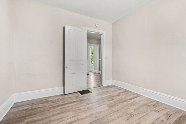 Building Photo - Charming 1-Bed/1-Bath Apartment – Newly Renovated!