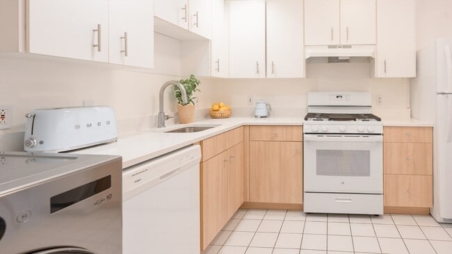 Building Photo - 5 Davis Ave