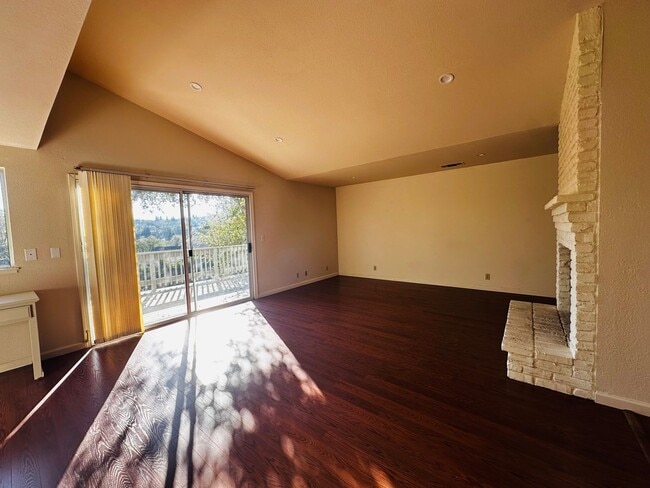 Building Photo - El Dorado Hills Beauty