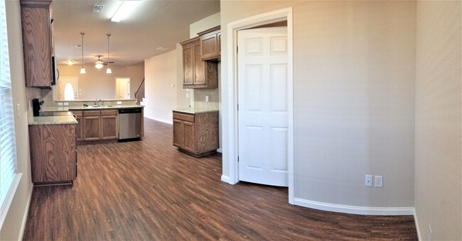 Building Photo - Spacious Duplex in Benbrook