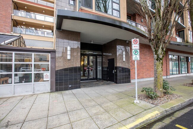 Foto del edificio - Sweet + secure 1/1 condo with parking, extra storage room