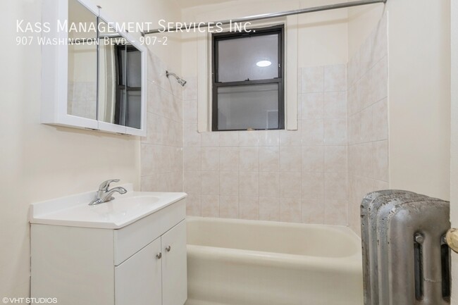 Foto del edificio - Large 1 bed 1 bath with separate LR/DR