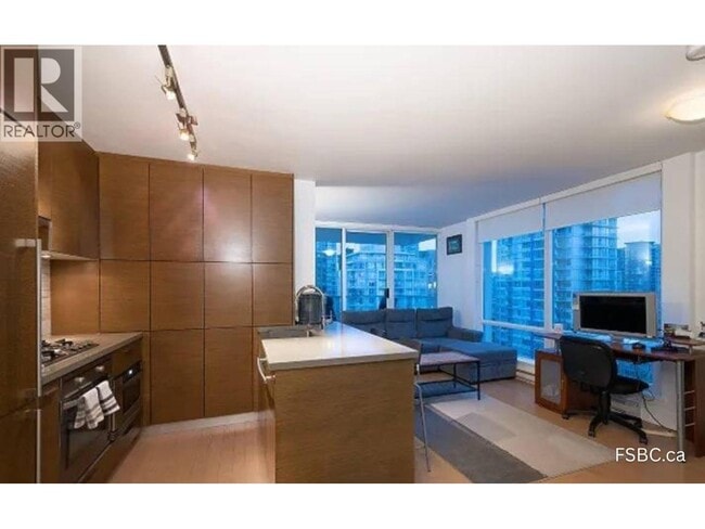 Building Photo - 535 Smithe St